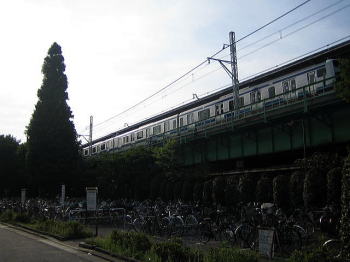 駐輪場と上野行き快速電車