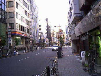 日本テレビ通りを歩くの図