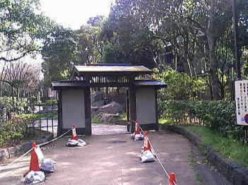 公園南側の門