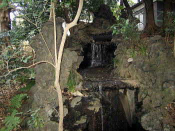 園内の滝